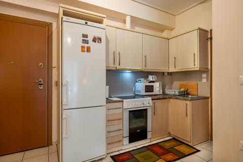 City Apartment | Private kitchen | Fridge, microwave, oven, stovetop