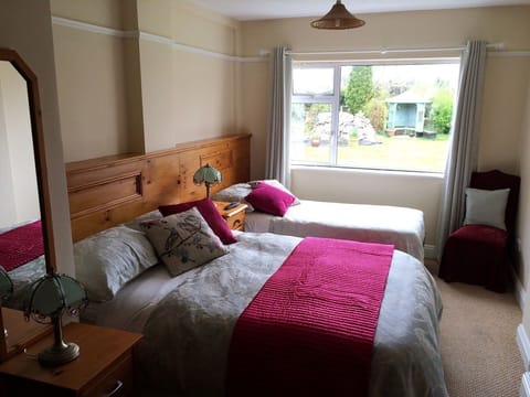 Double Single Ensuite | Individually decorated, iron/ironing board, free WiFi