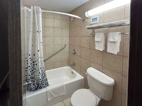 Combined shower/tub, free toiletries, hair dryer, towels