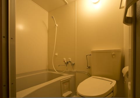 Traditional Room, Multiple Beds, Non Smoking | Bathroom | Combined shower/tub, deep soaking tub, free toiletries, hair dryer