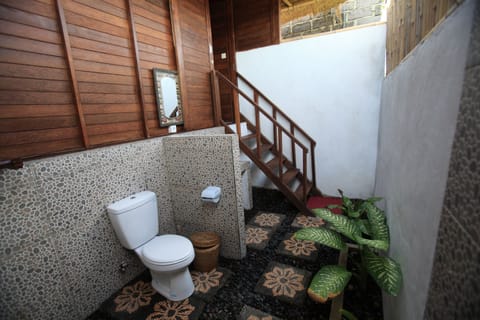 Deluxe Bungalow | Bathroom | Shower, free toiletries, towels