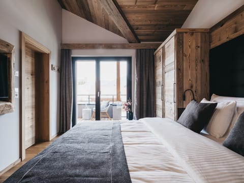 In-room safe, free WiFi, bed sheets