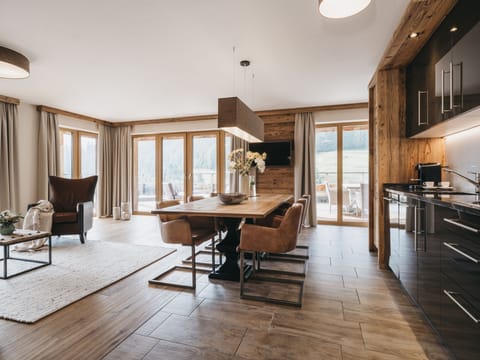 Vier Zimmer Apartment Standard mit Panorama Blick (Endreinigung 149 Euro) | Private kitchen | Fridge, cookware/dishes/utensils