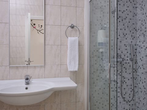 Family Suite Sea View (Maisonette) | Bathroom shower