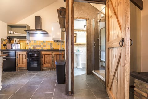 Cottage (1 Bedroom) | Private kitchen | Fridge, microwave, oven, stovetop