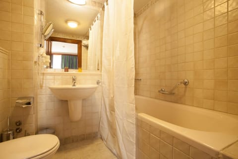 Apartment, 1 Bedroom (Free safe, Parking & Spa access) | Bathroom | Combined shower/tub, hair dryer, towels