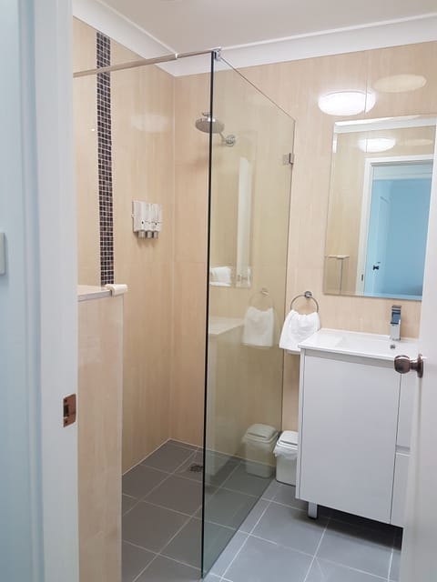 Two Bedroom Apartment | Bathroom | Shower, free toiletries, hair dryer, towels