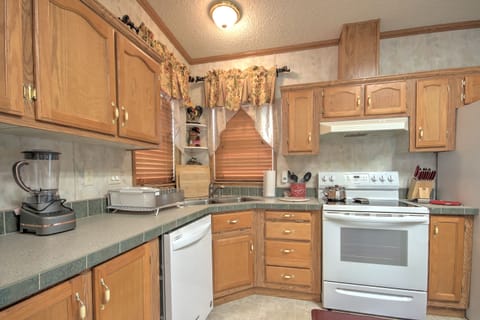 Panoramic House, 3 Bedrooms, Patio, Mountain View | Private kitchen | Microwave, coffee/tea maker, paper towels