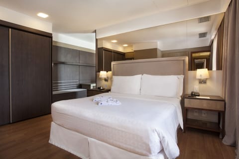 Executive Suite | Pillowtop beds, minibar, in-room safe, desk