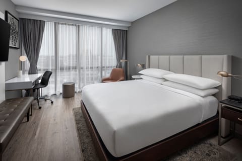 Deluxe Single Room, 1 King Bed | Hypo-allergenic bedding, in-room safe, desk, laptop workspace