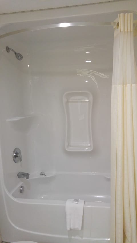 Deep soaking bathtub