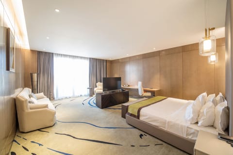Executive Suite, 1 Queen Bed, Non Smoking, City View | Premium bedding, down comforters, minibar, in-room safe
