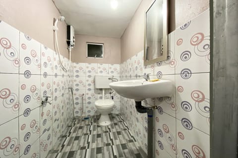 Family Room, Private Bathroom | Bathroom | Shower, free toiletries, towels
