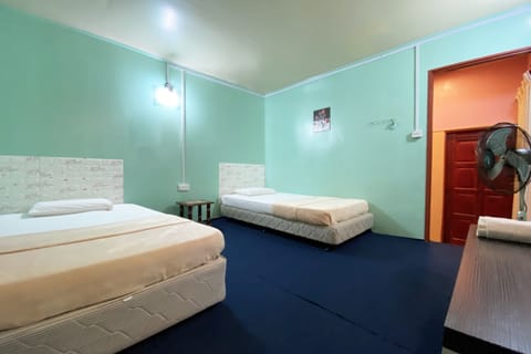 Twin Room, Private Bathroom | Desk, free WiFi, bed sheets