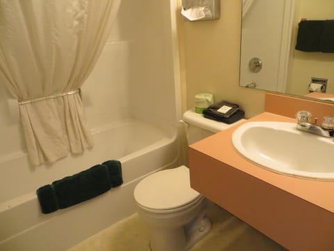 Combined shower/tub, towels