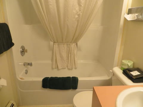 Combined shower/tub, towels