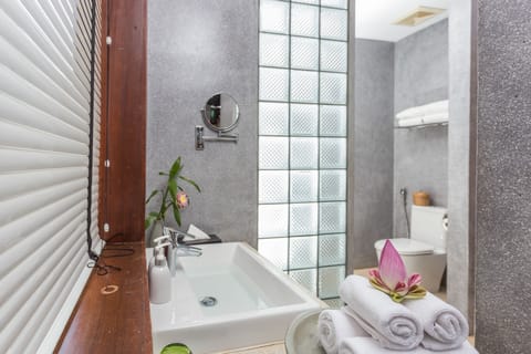 Separate tub and shower, deep soaking tub, rainfall showerhead