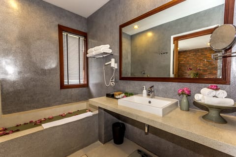 Premier Suite Double | Bathroom | Separate tub and shower, deep soaking tub, rainfall showerhead