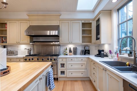 Chefs kitchen with Viking stove and SubZero fridge
