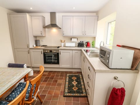 Cottage | Private kitchen | Fridge, cookware/dishes/utensils