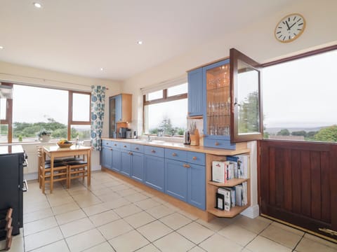 Cottage | Private kitchen | Dishwasher, electric kettle, toaster, cookware/dishes/utensils