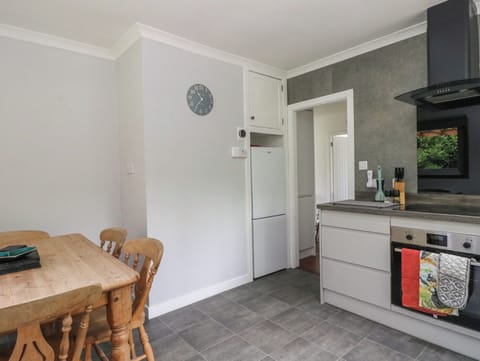 Cottage | Private kitchen | Fridge, dishwasher, electric kettle, toaster