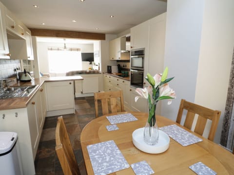 Cottage | Private kitchen | Fridge, dishwasher, electric kettle, toaster