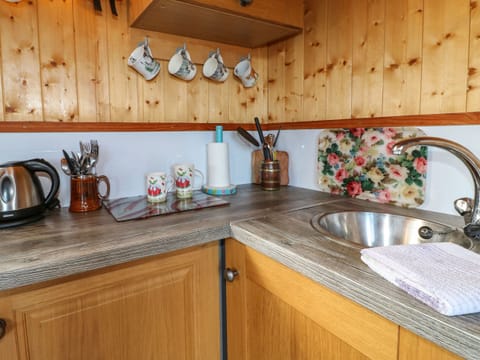 Cottage | Private kitchen | Fridge, electric kettle, cookware/dishes/utensils
