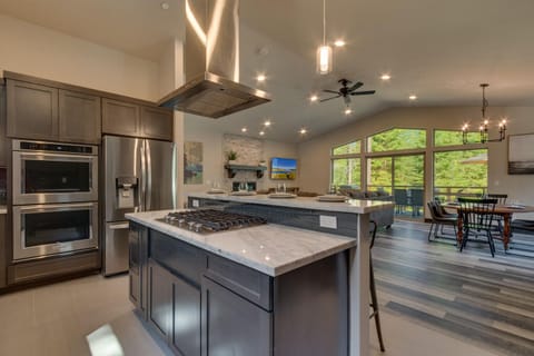 - Modern kitchen with island breakfast bar
- Stainless steel appliances and double oven
- Perfect for family cooking cabin stays
