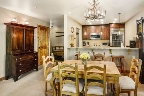 Condo, 1 Bedroom | Private kitchen | Fridge, microwave, oven, coffee/tea maker