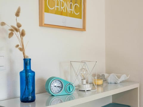 Drinkware, Table, Interior Design, Dishware, Paint, Serveware, Kitchen Appliance, Tableware