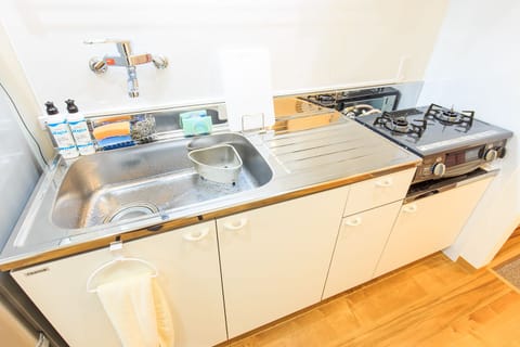 Room, 1 Bedroom (202) | Private kitchen | Fridge, microwave, stovetop, electric kettle