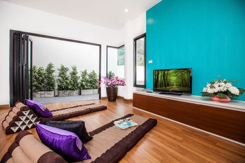 Family Room | Living room | Flat-screen TV