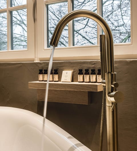 Senior Suite | Bathroom | Free toiletries, hair dryer, towels, soap