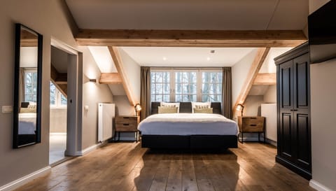 Senior Suite | Premium bedding, in-room safe, free WiFi, bed sheets