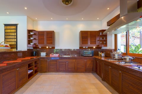 Family Villa | Private kitchen | Fridge, microwave, stovetop, coffee/tea maker