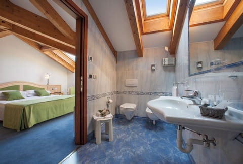 Superior Room | Bathroom | Free toiletries, hair dryer, bidet, towels