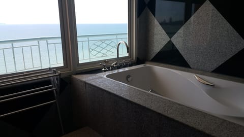 Separate tub and shower, deep soaking tub, free toiletries, hair dryer