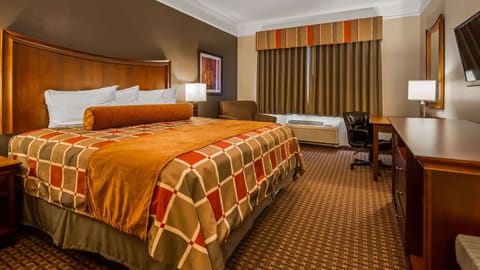 Executive Room, 1 King Bed, Non Smoking, Refrigerator & Microwave | Premium bedding, in-room safe, desk, laptop workspace