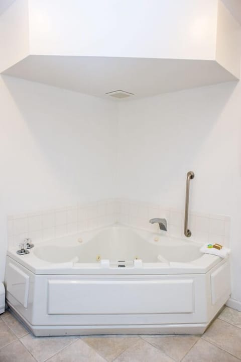 Suite, 1 Bedroom | Jetted tub