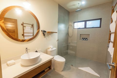 Superior Room | Bathroom | Free toiletries, towels, soap, shampoo