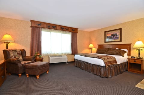Suite, 1 King Bed, Non Smoking, Jetted Tub (with Sofabed) | Pillowtop beds, desk, blackout drapes, iron/ironing board