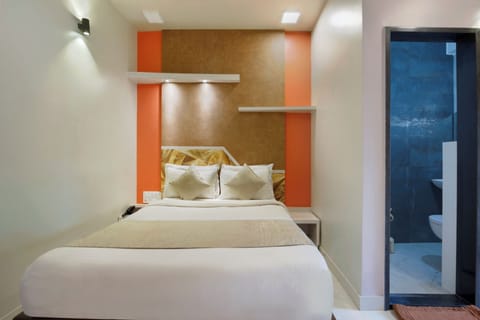 Deluxe Double Room | In-room safe, desk, free WiFi, bed sheets