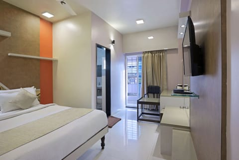 Deluxe Triple Room, 1 King Bed | In-room safe, desk, free WiFi, bed sheets