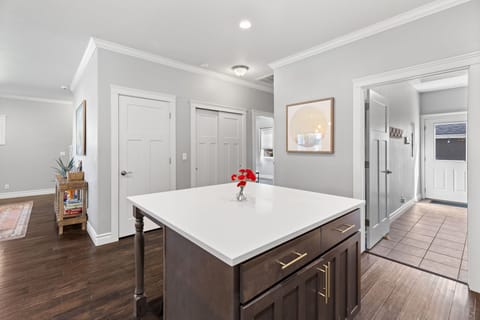 Kitchen- Breakfast island