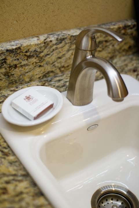 B4 Executive Room, 1 King Bed | Bathroom sink