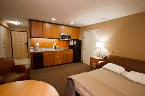 B2 Executive Room, 1 King Bed Courtyard | In-room safe, desk, iron/ironing board, free WiFi