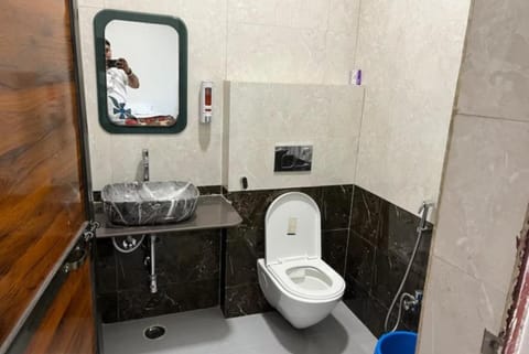 Deluxe Double Room | Bathroom | Shower, rainfall showerhead, free toiletries, bathrobes
