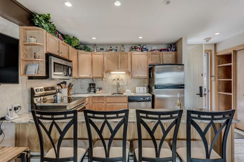 Full kitchen with counter seating
