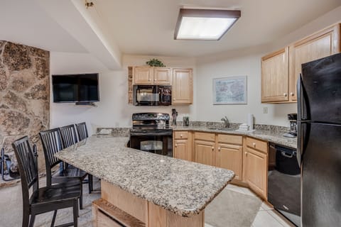 Full kitchen with counter seating